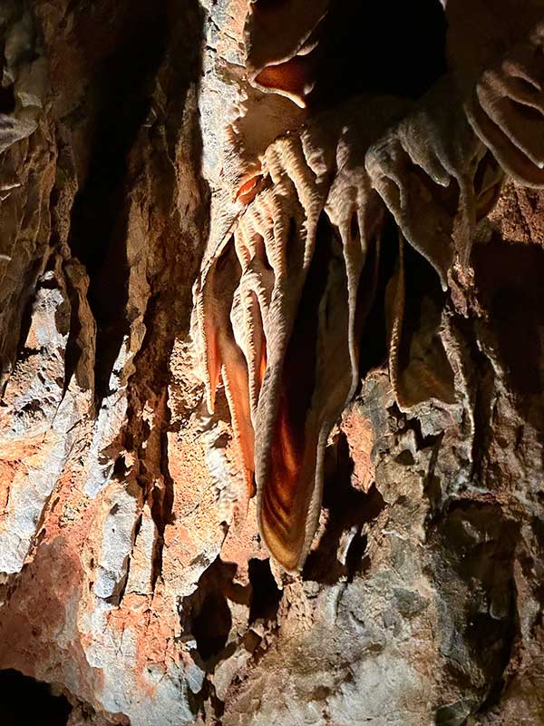 Grotta dei Dossi, meraviglia multicolore , Villanova Mondovì Podcast -  Loquis