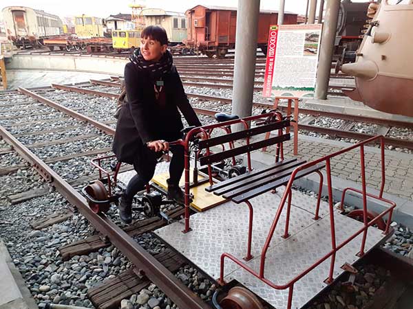 ferrovie carrellino pedali con donna che pedala