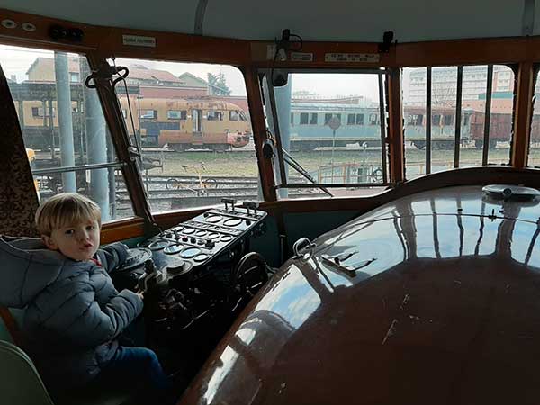 bimbo guida treno museo cuneo