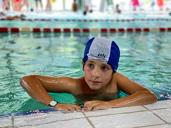 bambino in piscina