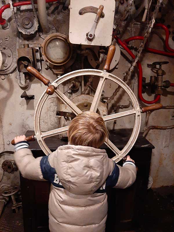 bambino in un sommergibile