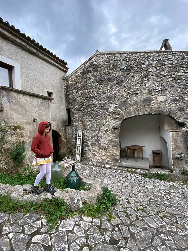 bambina in borgo fantasma vallata