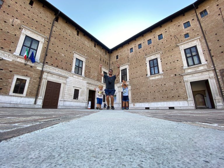 famiglia in mezzo a una piazza