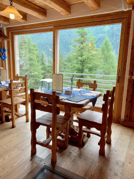 interno di agriturismo con tavoli in legno