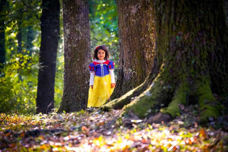 bambina vestita d abiancaneve nel bosco di manziana