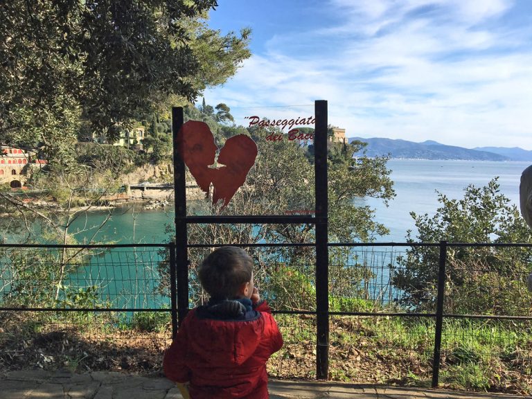 bambino cartello passeggiata dei baci