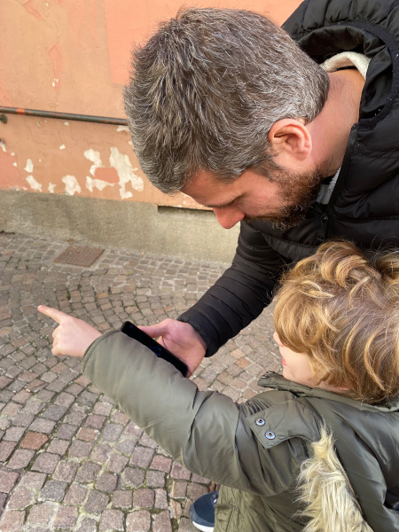 papà e figlio seguono la mappa di sito code