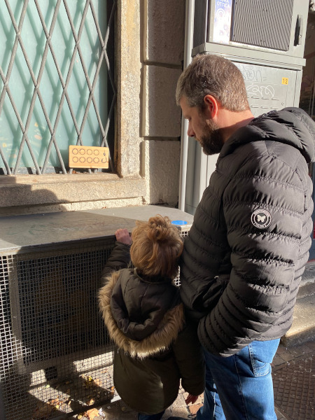 papà e figlio decifrano un indizio