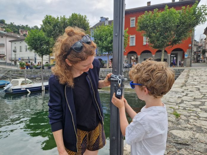 mamma e figlio risolvono indizi