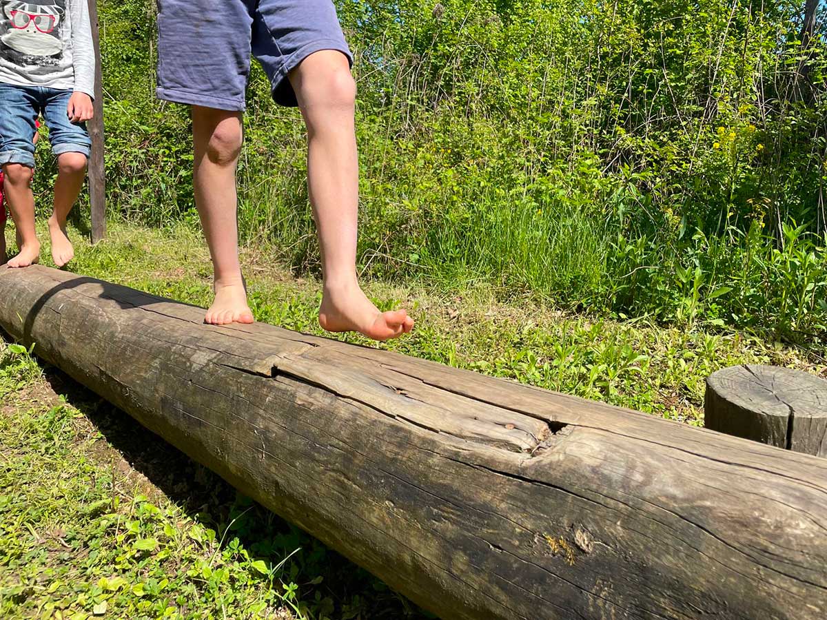 ragazzini a piedi nudi camminanano lungo il Percorso sensoriale parco la mandria