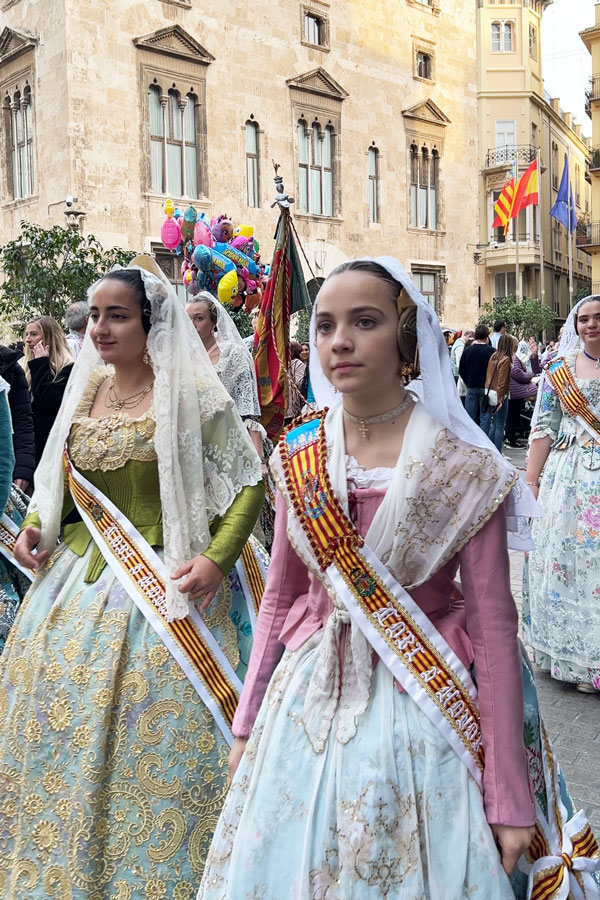 falleras a Valencia durante la Ofrenda