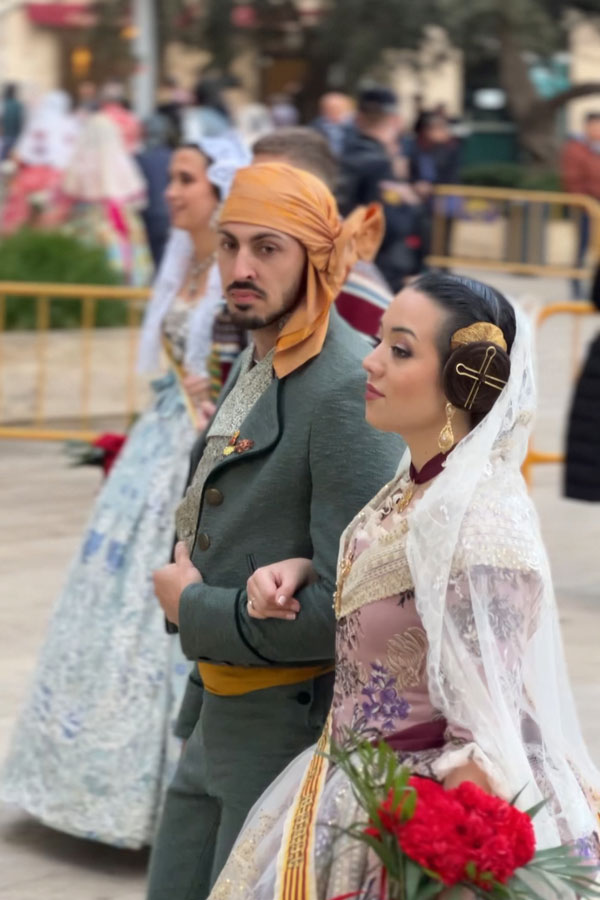 falleras a Valencia durante la Ofrenda