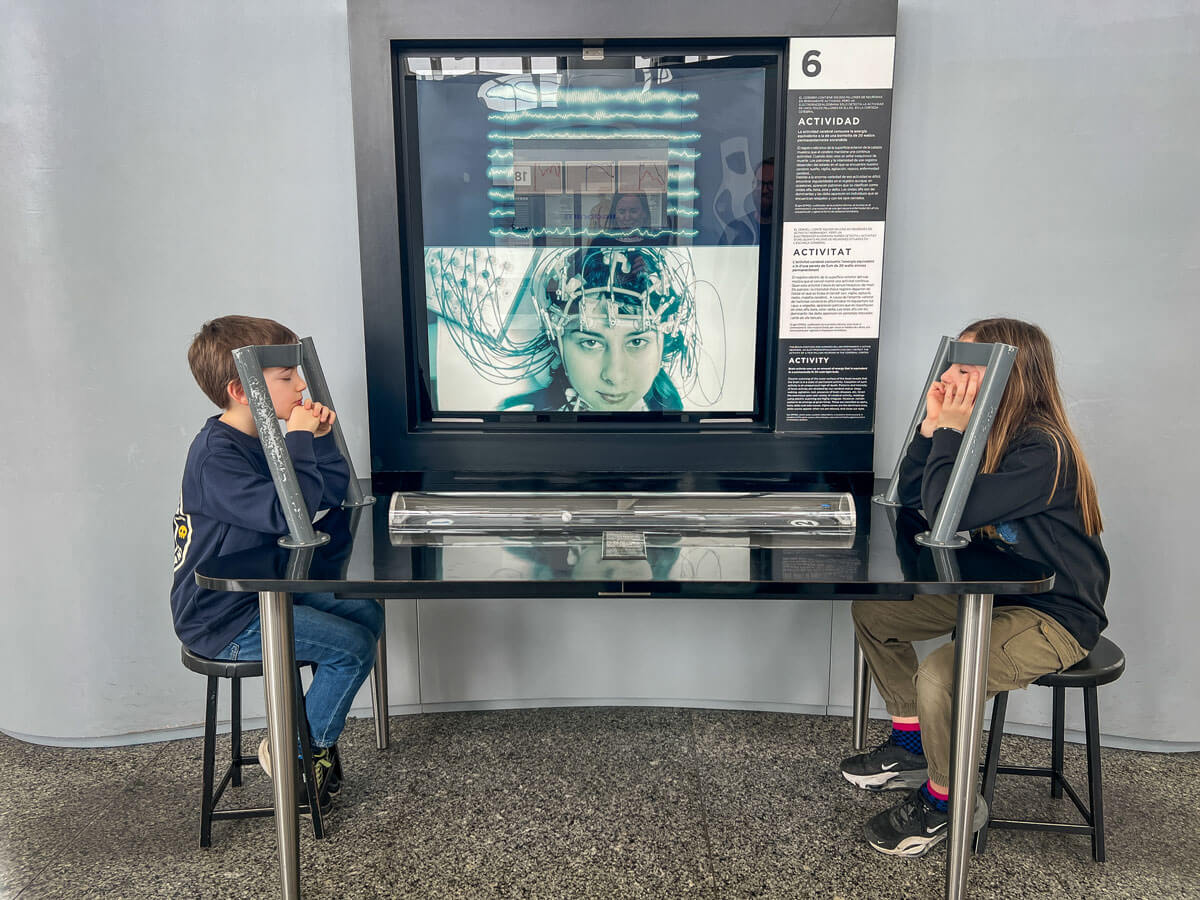 due bambini fanno un esperimento al museo della scienza