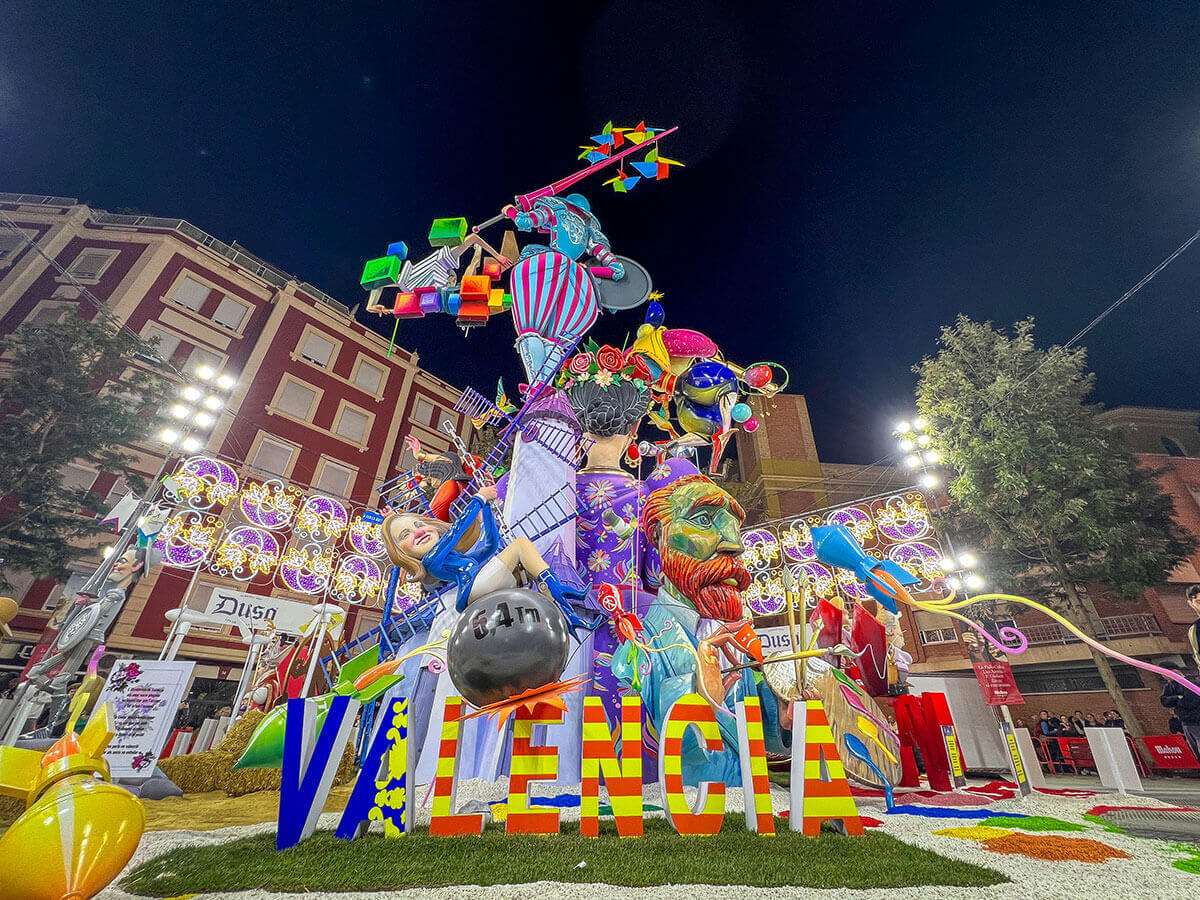 Fallas 2024 a Valencia, una falla con la scritta della città