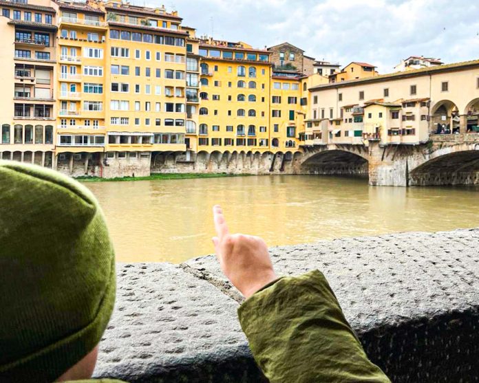 Bambino guarda Ponte Vecchio