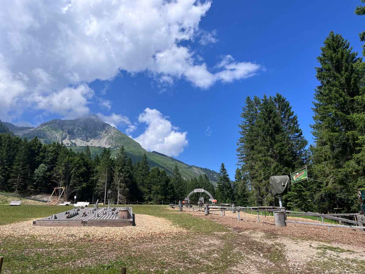 piste di biglie con montagne sullo sfondo 