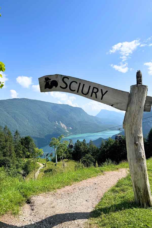 cartello sentiero didattico con vista sul lago