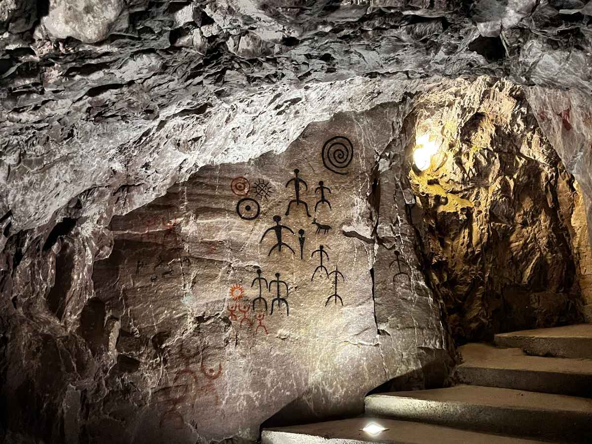 grotta con riproduzioni di incisioni rupestri