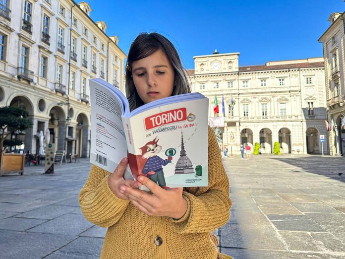 bambina legge la guida di Torino per bambini di viaggiapicocli