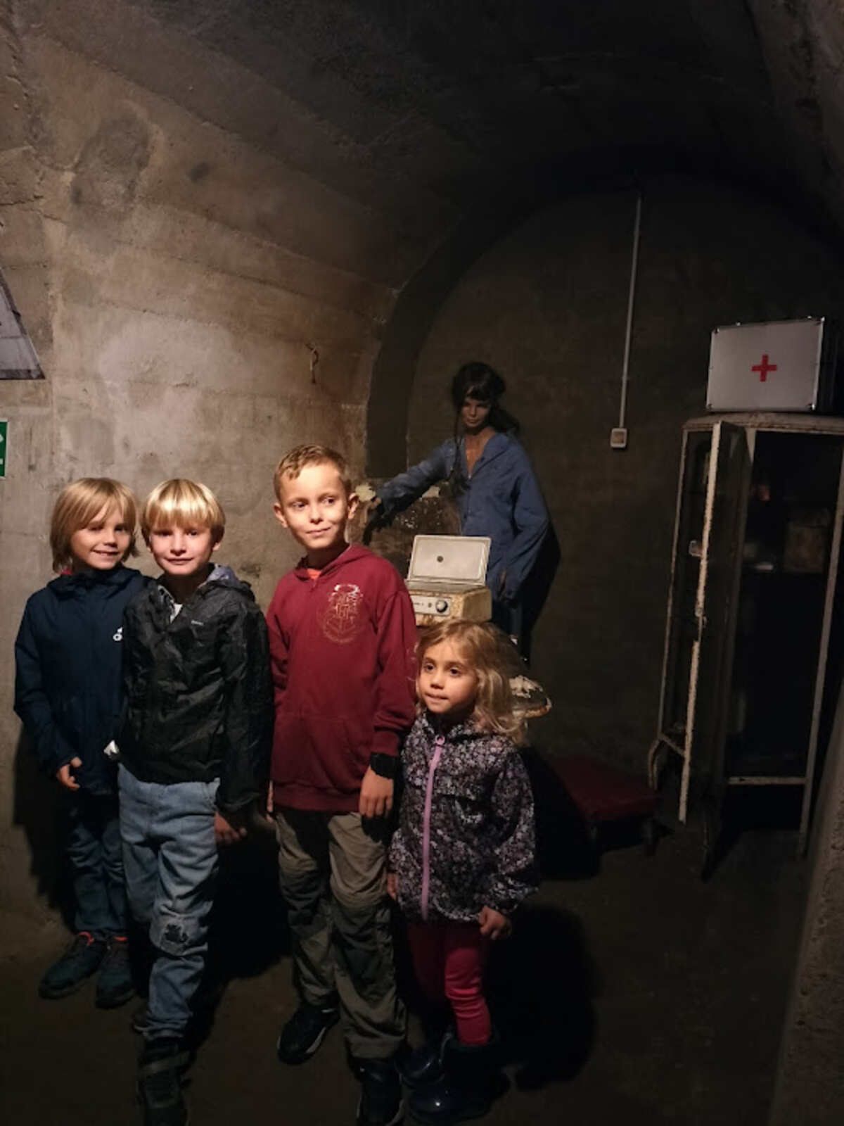 bambini nell'infermeria del rifugio antiaereo perosa argentina