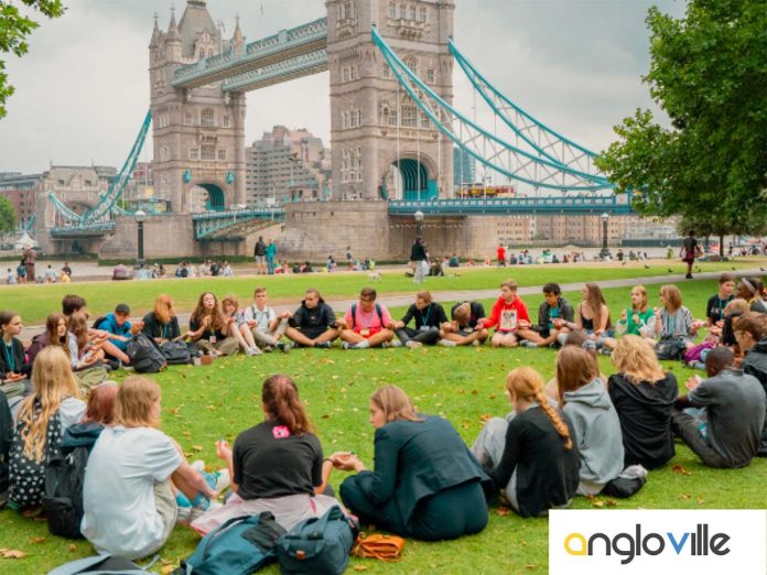 Ragazzi a londra con vacanza studio Angloville