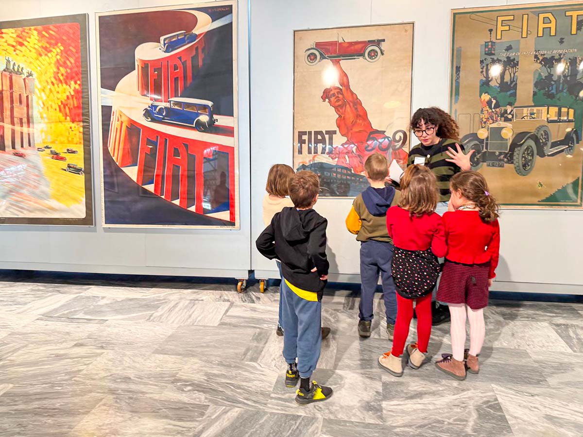 centro storico fiat Torino bambini davanti ai manifesti 