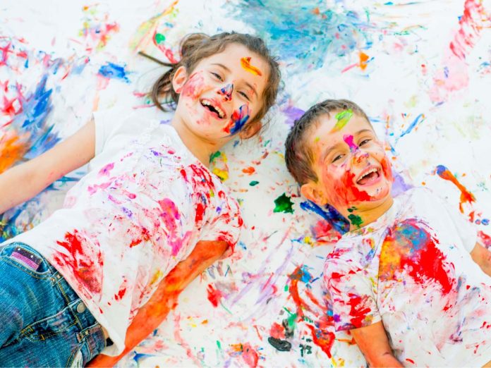 Bambini giocano con la pittura