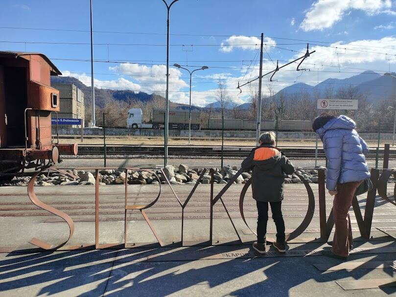 nonna e bambino davanti al memoriale della deportazione di Borso san Dalmazzo