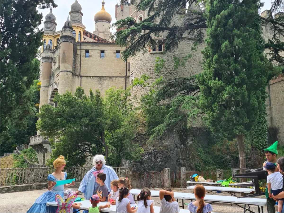 esterno bambini che giocano sotto la rocchetta mattei