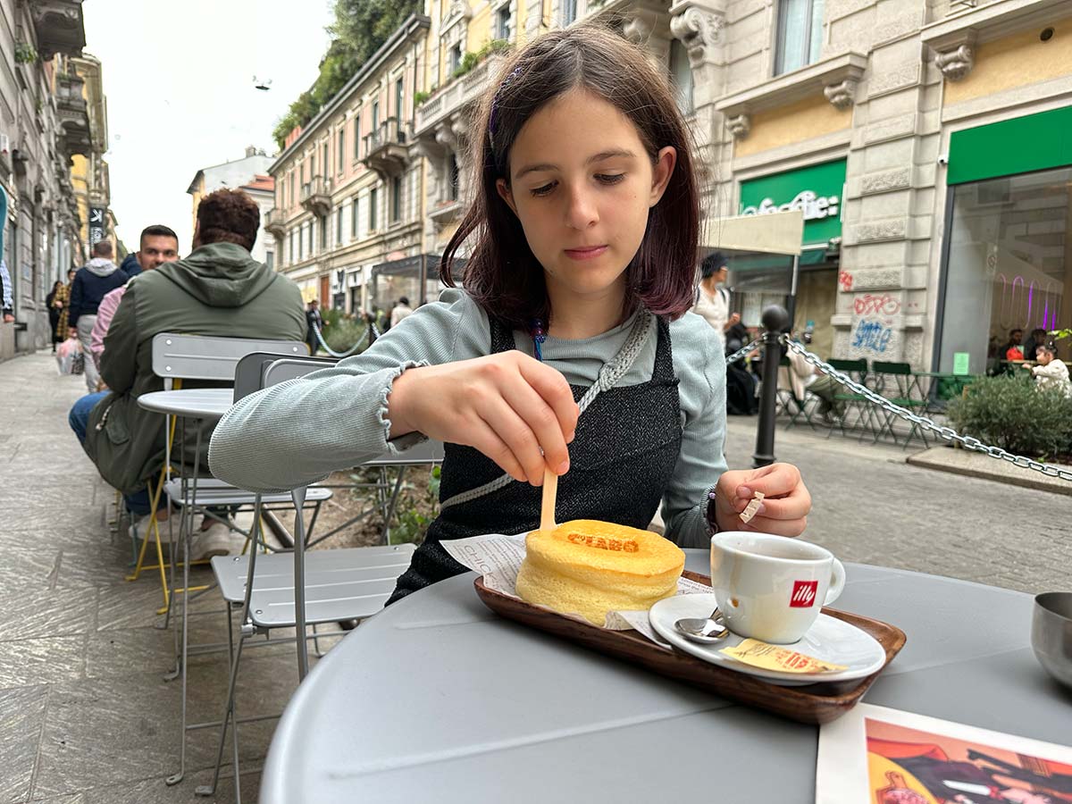 ragazzina mangia dolce nella Chinatown milano via Paolo Sarpi