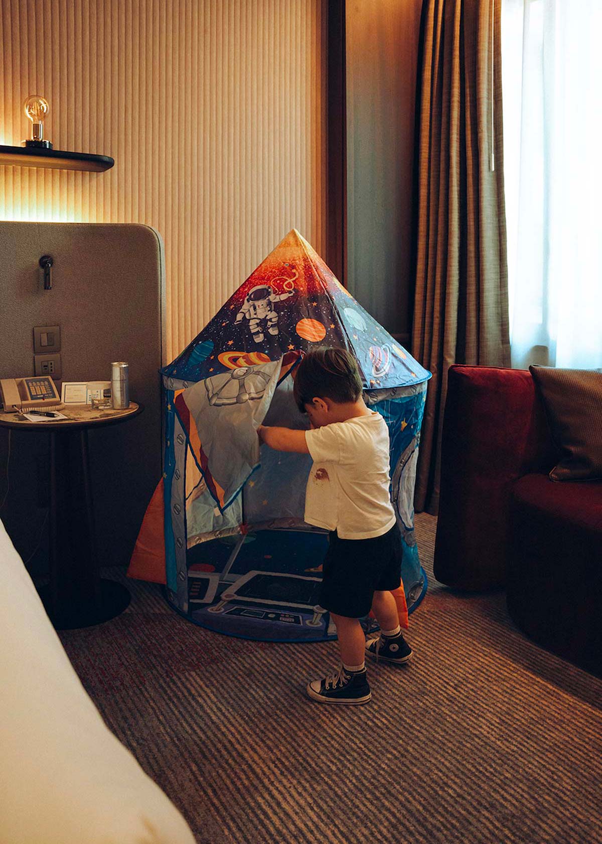 Dormire a Milano con i bambini Hilton tende in camera